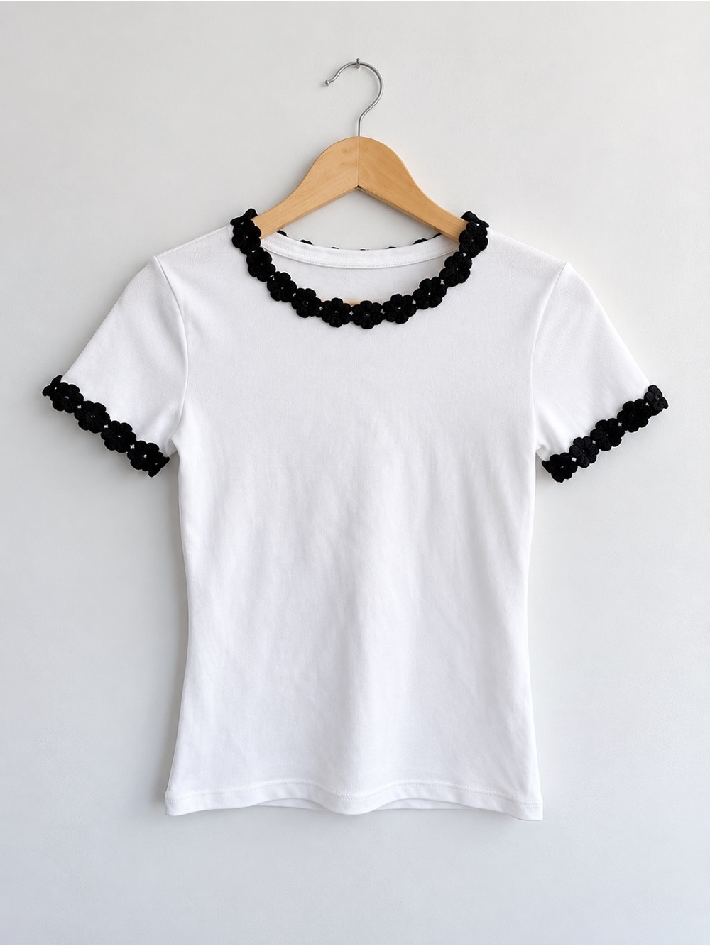 Zara White & Black Floral Appliqué Trim Fitted T-Shirt – Size M